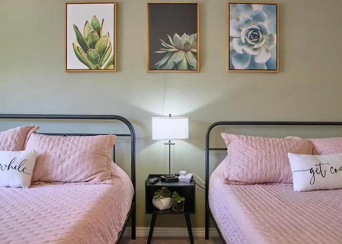 Apartment The Scott Getaway - Walkable To Old Town, Remodeled Space, Outdoor Pool!