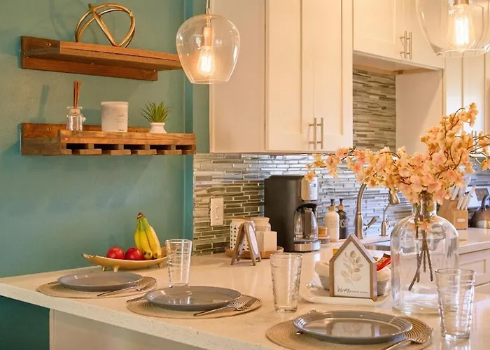Apartment The Scott Getaway - Walkable To Old Town, Remodeled Space, Outdoor Pool! *