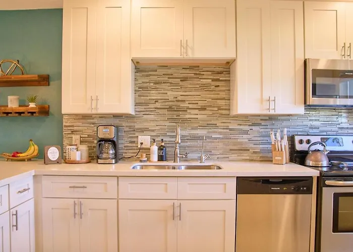 The Scott Getaway - Walkable To Old Town, Remodeled Space, Outdoor Pool! *