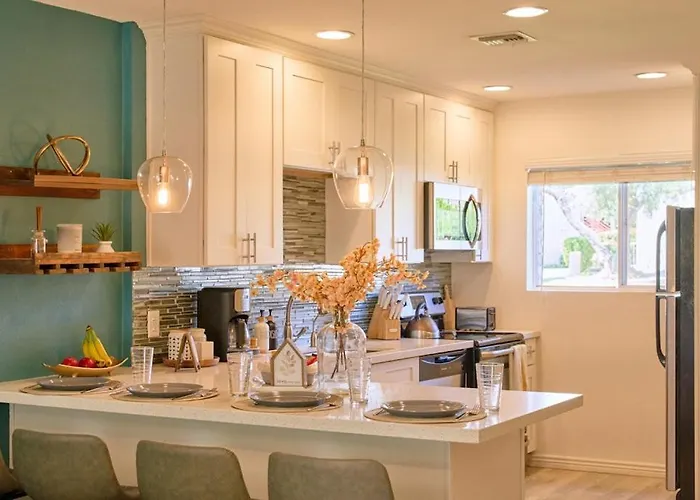 The Scott Getaway - Walkable To Old Town, Remodeled Space, Outdoor Pool! Scottsdale