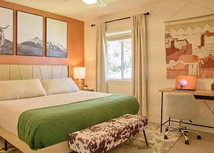 Apartment The Scott Getaway - Walkable To Old Town, Remodeled Space, Outdoor Pool! *