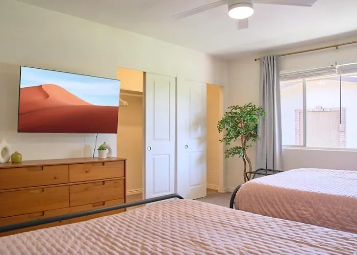 The Scott Getaway - Walkable To Old Town, Remodeled Space, Outdoor Pool! Apartment