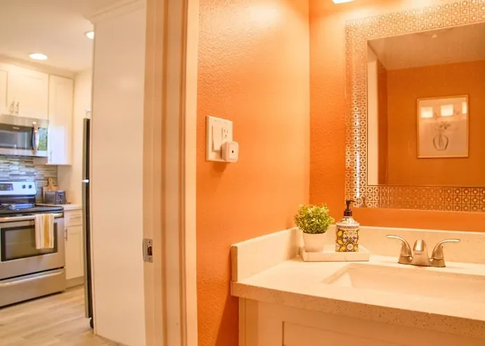 Apartment The Scott Getaway - Walkable To Old Town, Remodeled Space, Outdoor Pool!